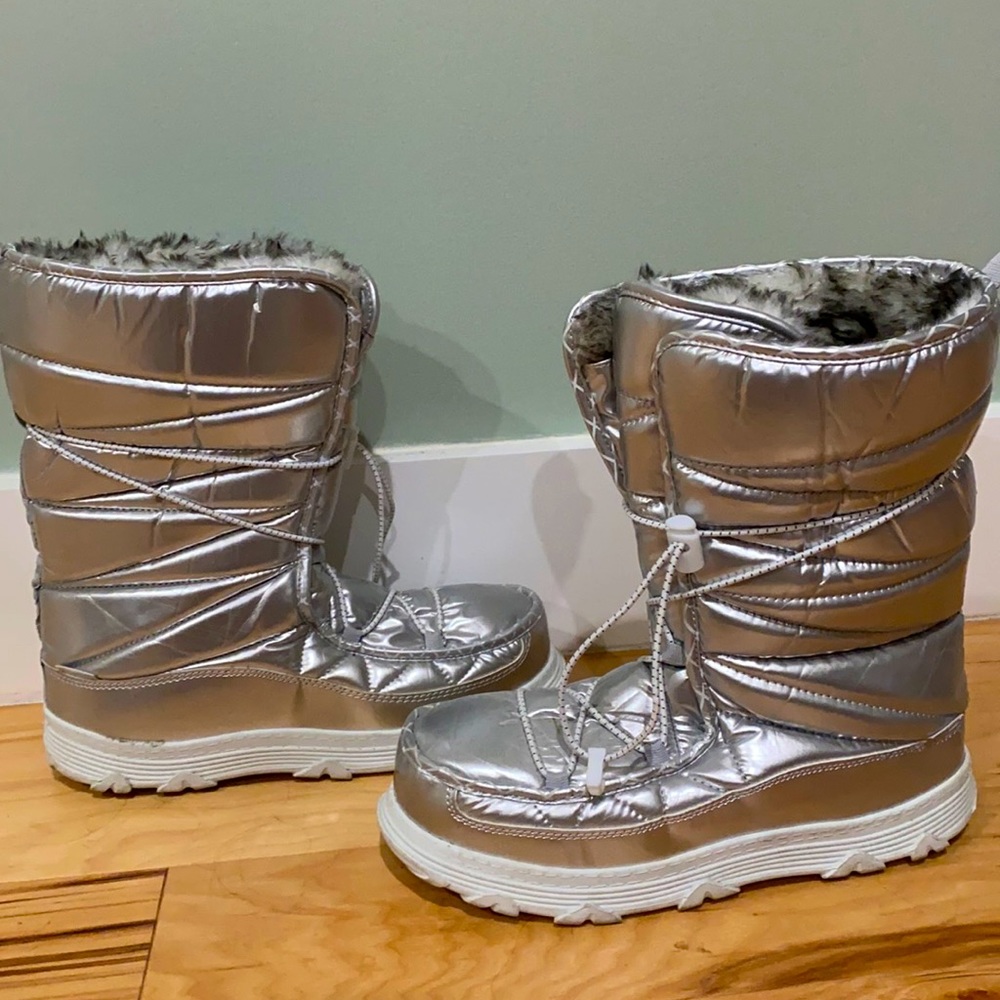 Silver snow boots in a men’s 10.